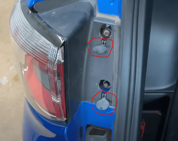 2018 Tail-Lamp Screw Cover
