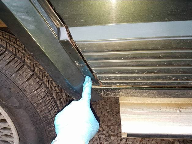 Pre-Facelift Four-Door Lower Body Trim — image 1 of 4